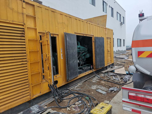 南山如何在发电机出租合同中约定设备的维修和保养责任？