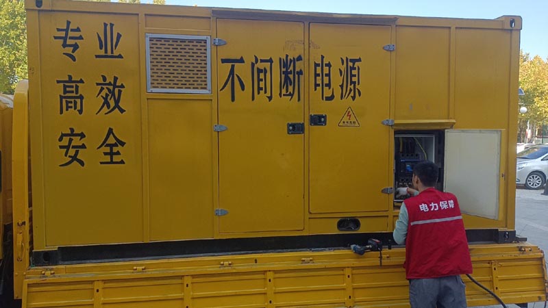 南山柴油发电机组和UPS电源配合使用时，如何避免切换过程中的电力中断？